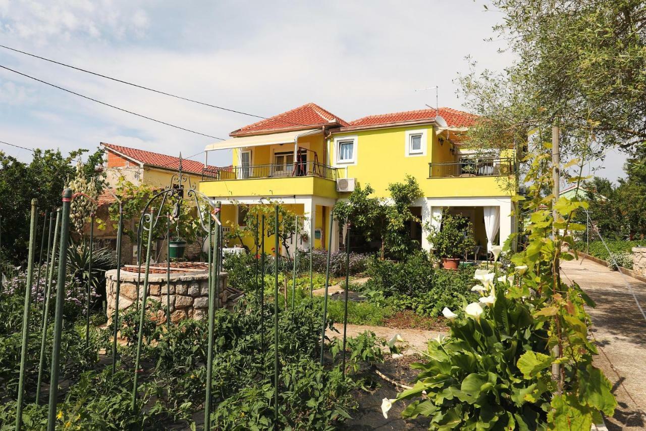 Senkini Dvori Apartma Sutomiscica